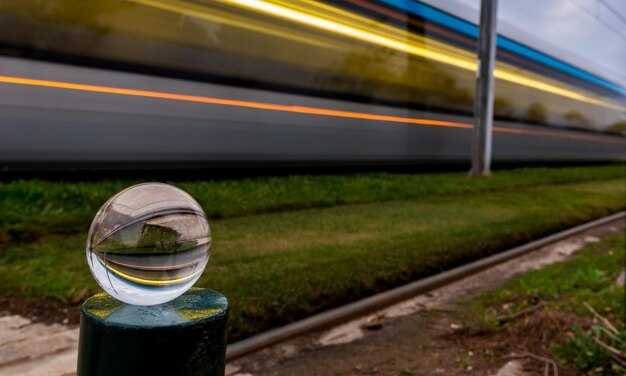 Факторы, влияющие на скорость света в твердых телах