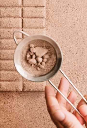 Если посмотреть на отдельную песчинку под микроскопом она выглядит как